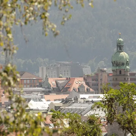 アパート Riedz Innsbruck- Zentrales Apartmenthaus Mit Gruener Oase インスブルック